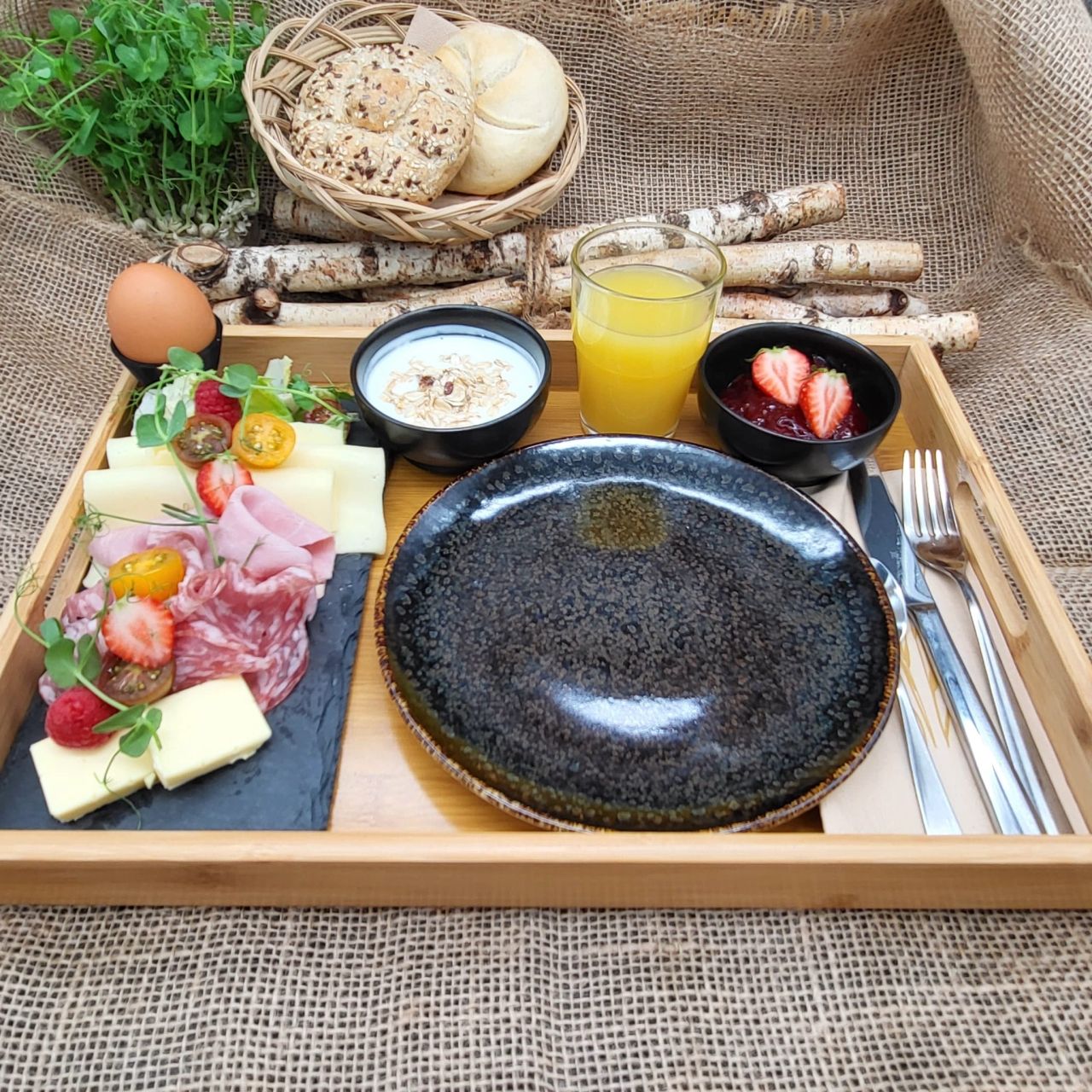 Frühstück im Hotel Noel Frische Brötchen, Butter, Marmelade, Joghurt und eine liebevoll angerichtete Schinken Käseplatte. Kaffee & Tee dürfen natürlich nicht fehlen.