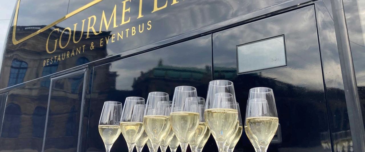 Gourmetliner Exklusives Event "on the road" Der Gourmetliner ist der erster und einziger vollwertig ausgestatteter Restaurantbus Deutschlands. Fahre mit uns zu den schönsten Orten.