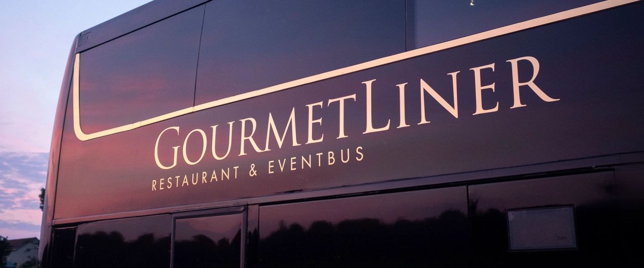 Gourmetliner Exklusives Event "on the road" Der Gourmetliner ist der erster und einziger vollwertig ausgestatteter Restaurantbus Deutschlands. Fahre mit uns zu den schönsten Orten.
