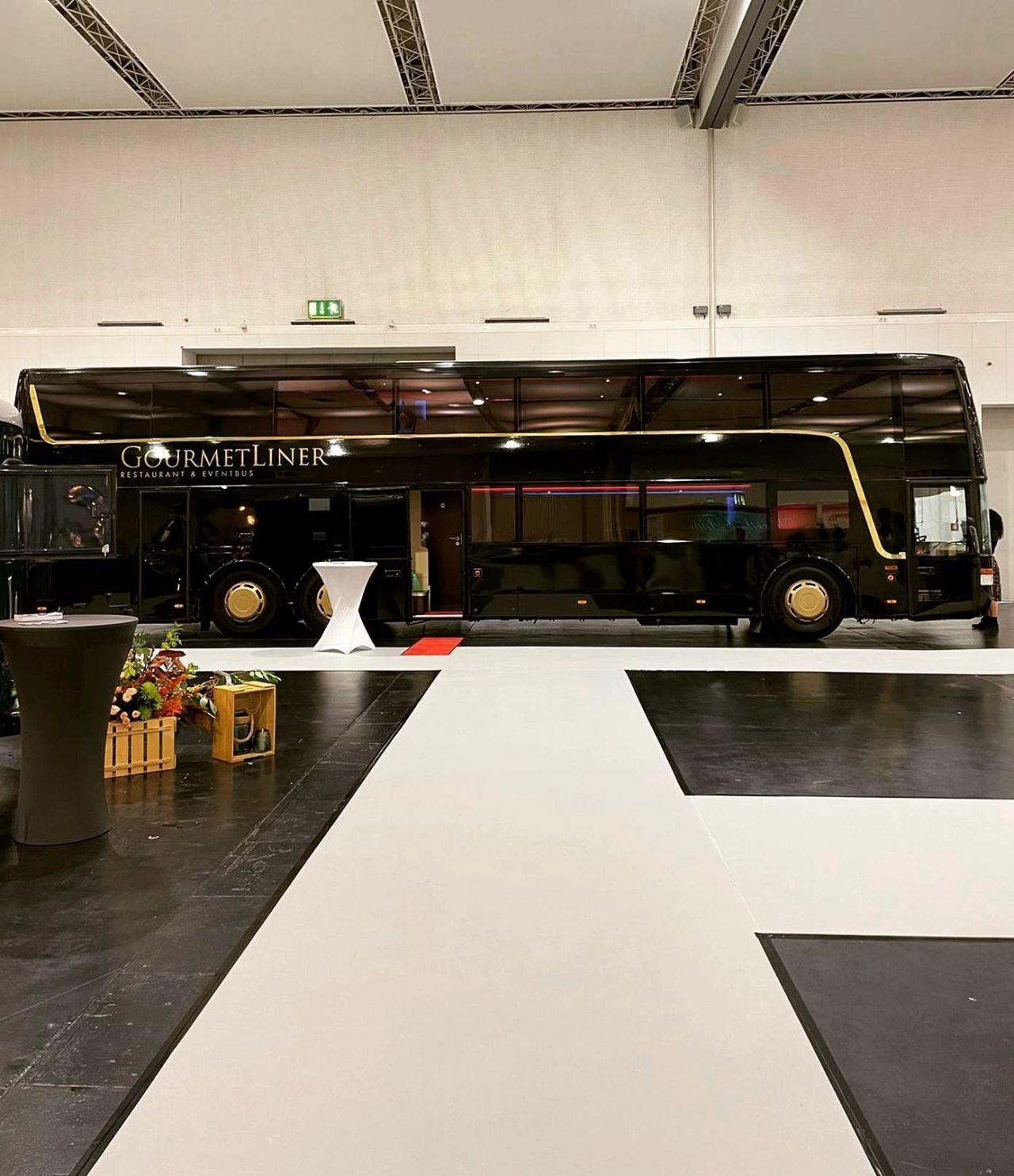 Gourmetliner Exklusives Event "on the road" Der Gourmetliner ist der erster und einziger vollwertig ausgestatteter Restaurantbus Deutschlands. Fahre mit uns zu den schönsten Orten.