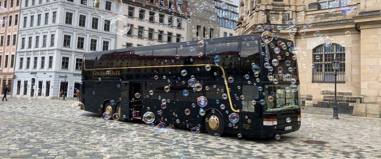 Gourmetliner Exklusives Event "on the road" Der Gourmetliner ist der erster und einziger vollwertig ausgestatteter Restaurantbus Deutschlands. Fahre mit uns zu den schönsten Orten.