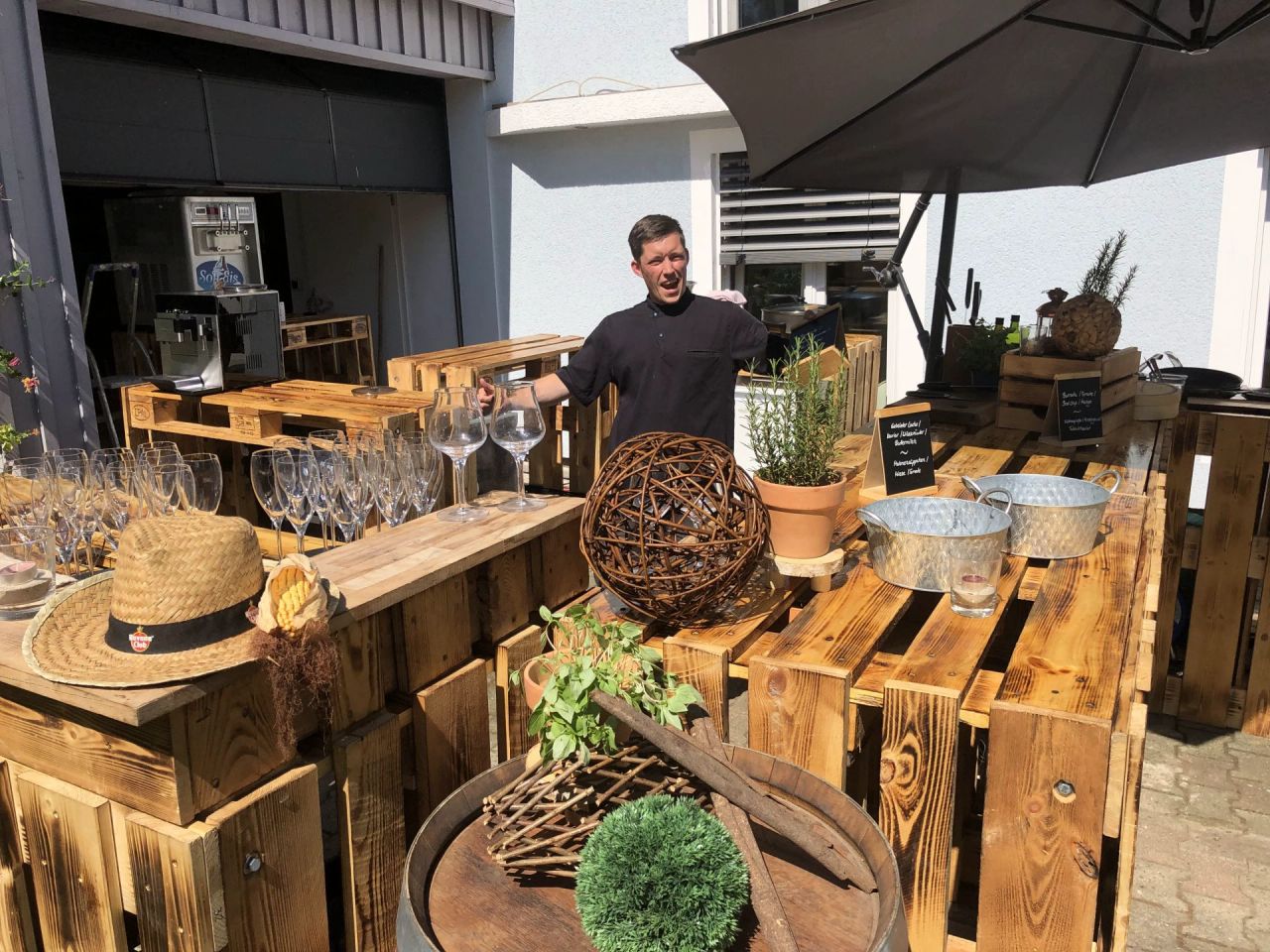 Mobile Eventküchen für dein Event Unsere Mobilen Eventküchen sind flexibel und modular einsatzbar. Du willst ein hochwertiges Menü an einem Ort deiner Wahl? Kein Problem.