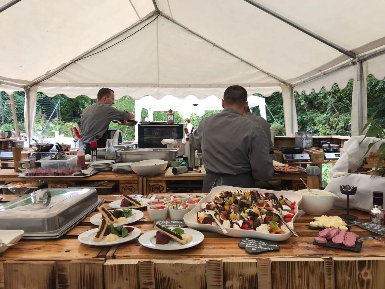 Mobile Eventküchen für dein Event Unsere Mobilen Eventküchen sind flexibel und modular einsatzbar. Du willst ein hochwertiges Menü an einem Ort deiner Wahl? Kein Problem.