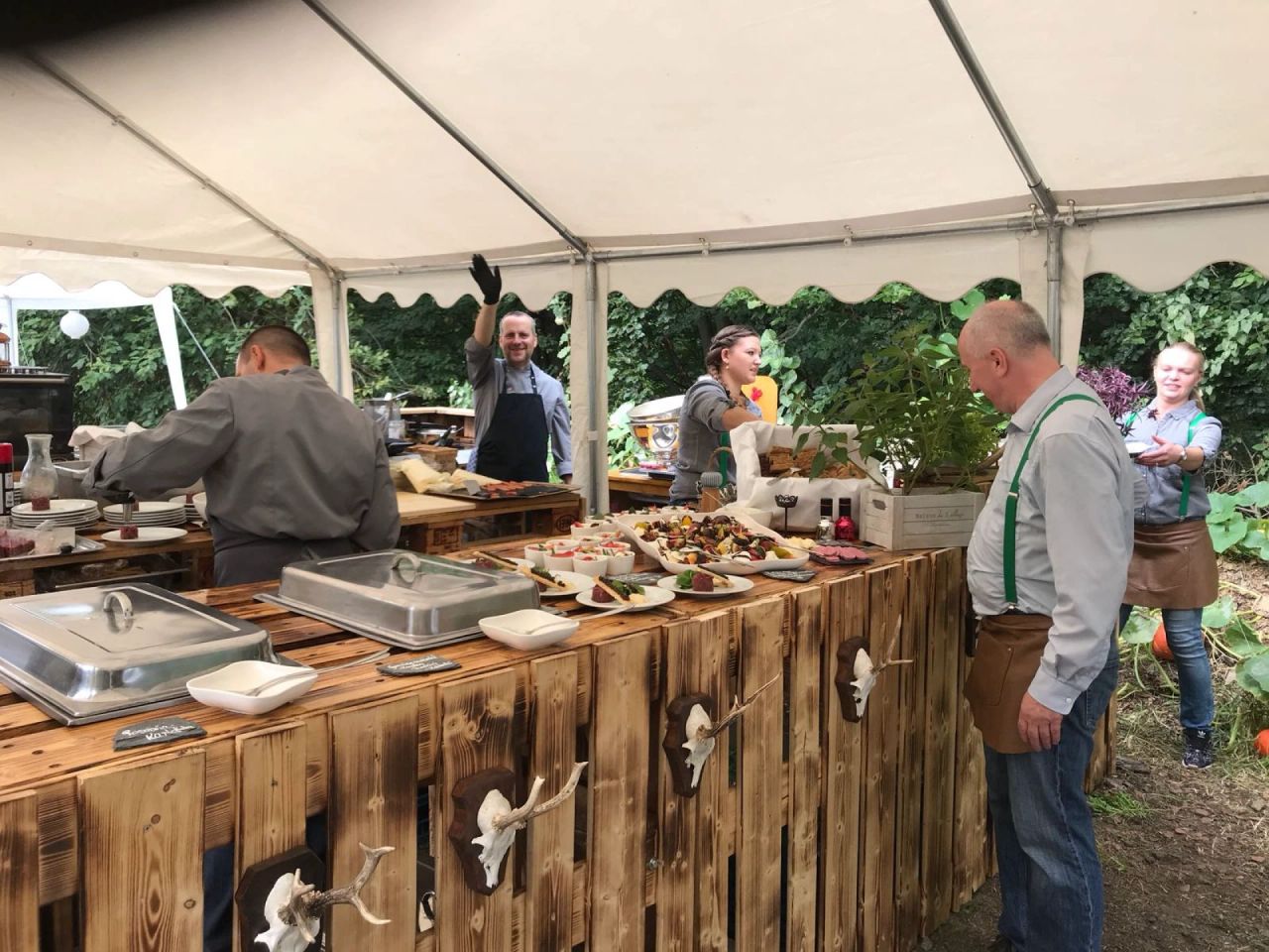 Mobile Eventküchen für dein Event Unsere Mobilen Eventküchen sind flexibel und modular einsatzbar. Du willst ein hochwertiges Menü an einem Ort deiner Wahl? Kein Problem.