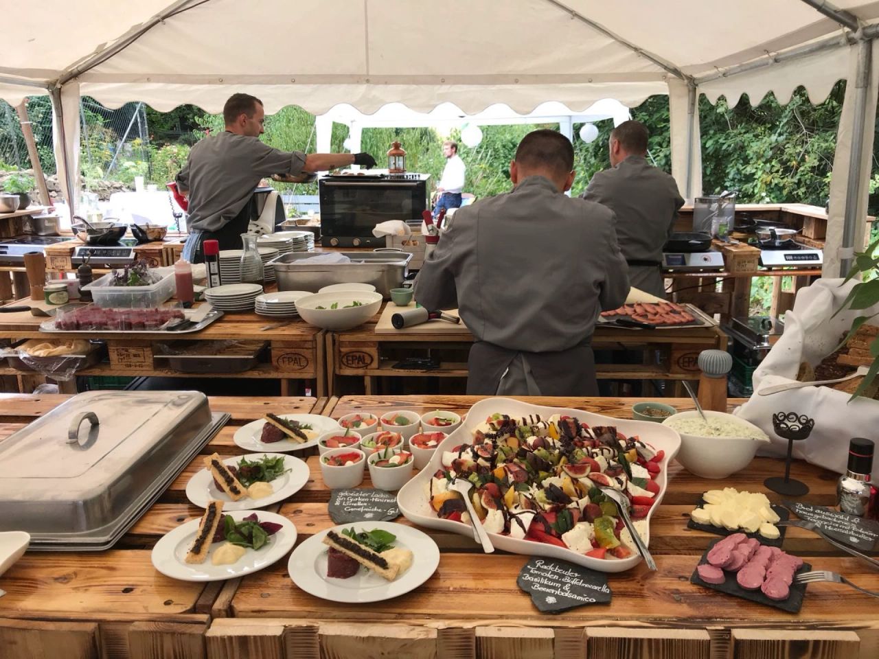 Mobile Eventküchen für dein Event Unsere Mobilen Eventküchen sind flexibel und modular einsatzbar. Du willst ein hochwertiges Menü an einem Ort deiner Wahl? Kein Problem.