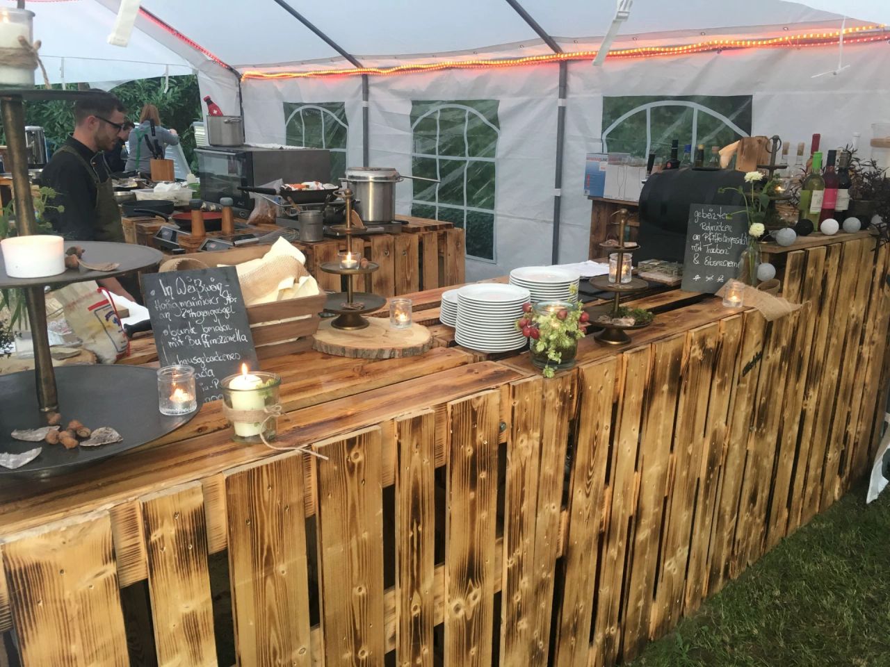 Unsere Mobilen Eventküchen sind flexibel und modular einsatzbar. Du willst ein hochwertiges Menü an einem Ort deiner Wahl? Kein Problem.