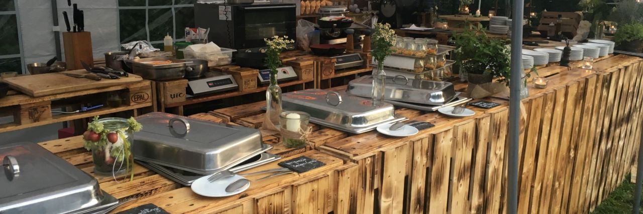 Unsere Mobilen Eventküchen sind flexibel und modular einsatzbar. Du willst ein hochwertiges Menü an einem Ort deiner Wahl? Kein Problem.