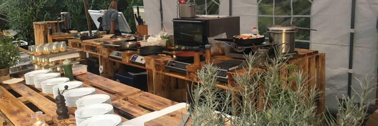 Unsere Mobilen Eventküchen sind flexibel und modular einsatzbar. Du willst ein hochwertiges Menü an einem Ort deiner Wahl? Kein Problem.