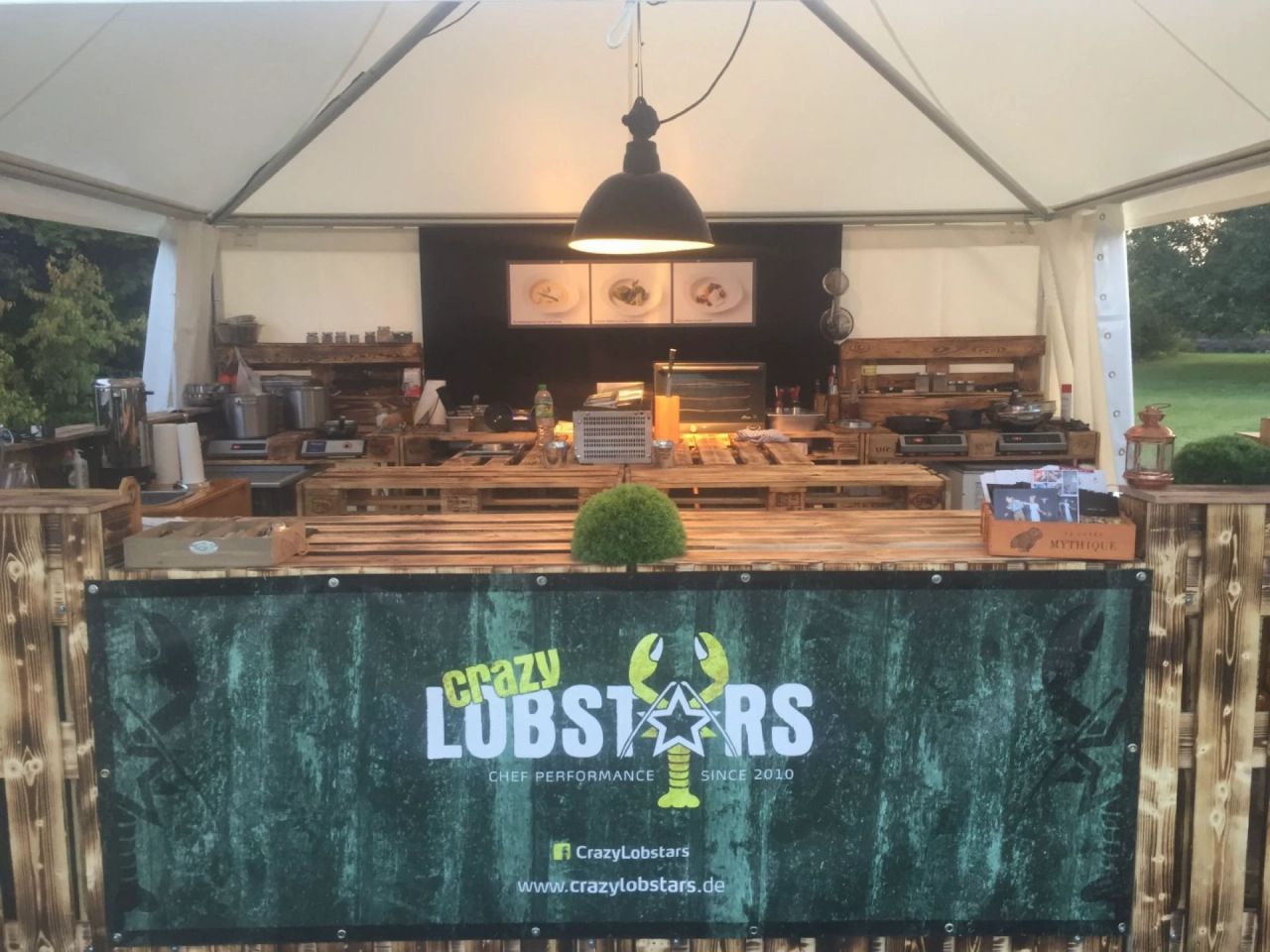 Mobile Eventküchen für dein Event Unsere Mobilen Eventküchen sind flexibel und modular einsatzbar. Du willst ein hochwertiges Menü an einem Ort deiner Wahl? Kein Problem.