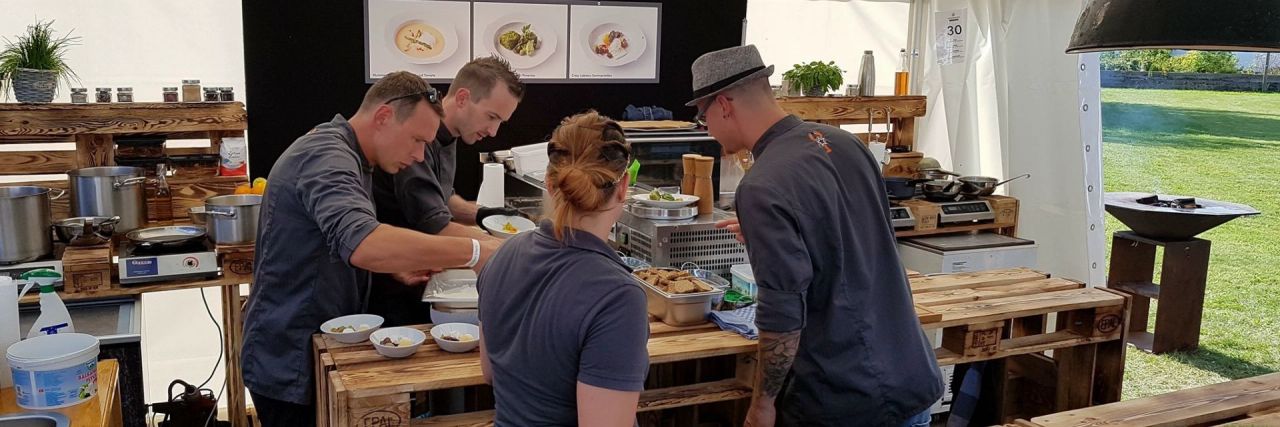 Mobile Eventküchen für dein Event Unsere Mobilen Eventküchen sind flexibel und modular einsatzbar. Du willst ein hochwertiges Menü an einem Ort deiner Wahl? Kein Problem.