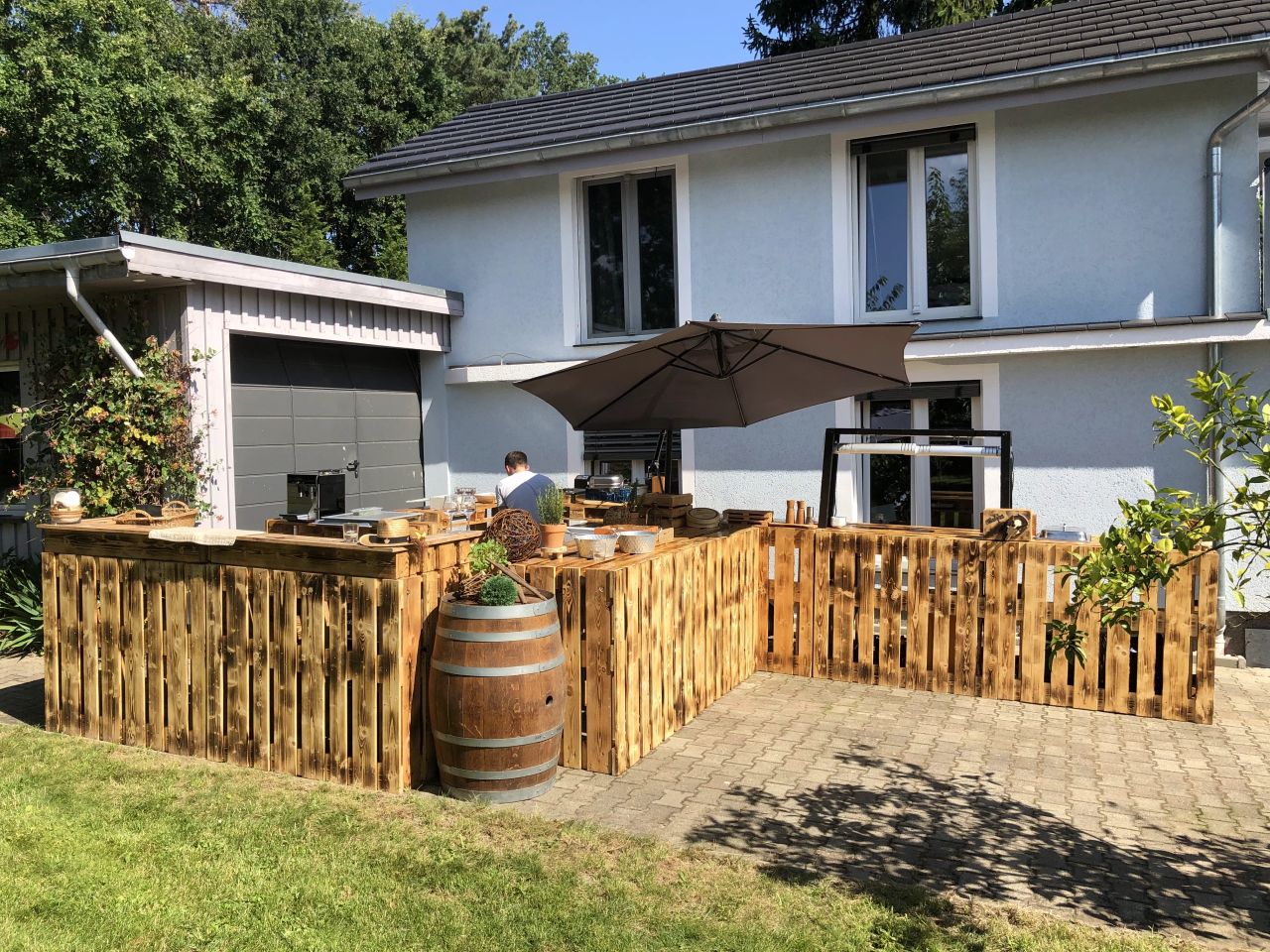 Mobile Eventküchen für dein Event Unsere Mobilen Eventküchen sind flexibel und modular einsatzbar. Du willst ein hochwertiges Menü an einem Ort deiner Wahl? Kein Problem.