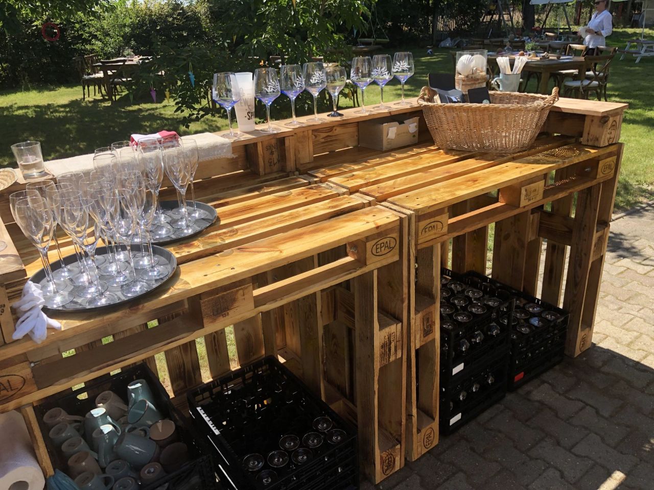 Mobile Eventküchen für dein Event Unsere Mobilen Eventküchen sind flexibel und modular einsatzbar. Du willst ein hochwertiges Menü an einem Ort deiner Wahl? Kein Problem.